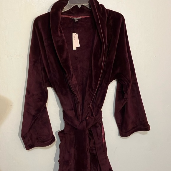 NWT Victoria’s Secret short plush robe XL/XXL New with tags